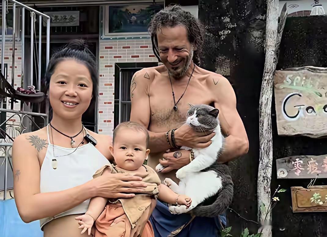 福建姑娘远嫁希腊丈夫，定居海南500元小院。镜头下，福建姑娘身着简约背心，抱着襁