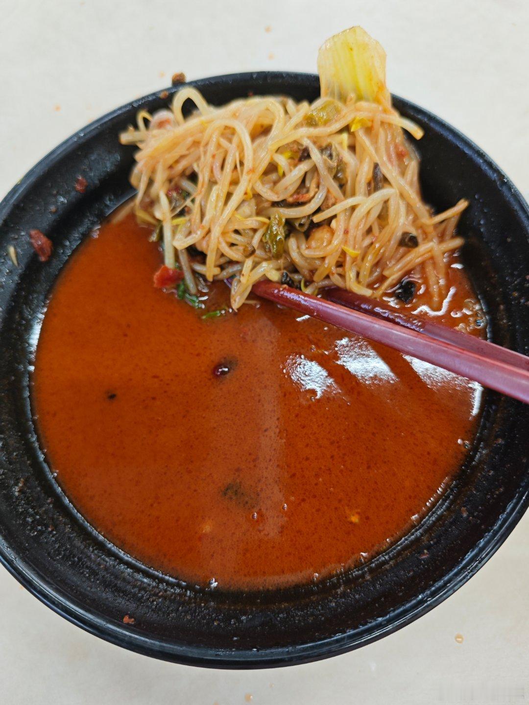酸辣粉，八块 后记：看上去一大碗很多的样子，实际上一半是绿豆芽，可食用部分不多。