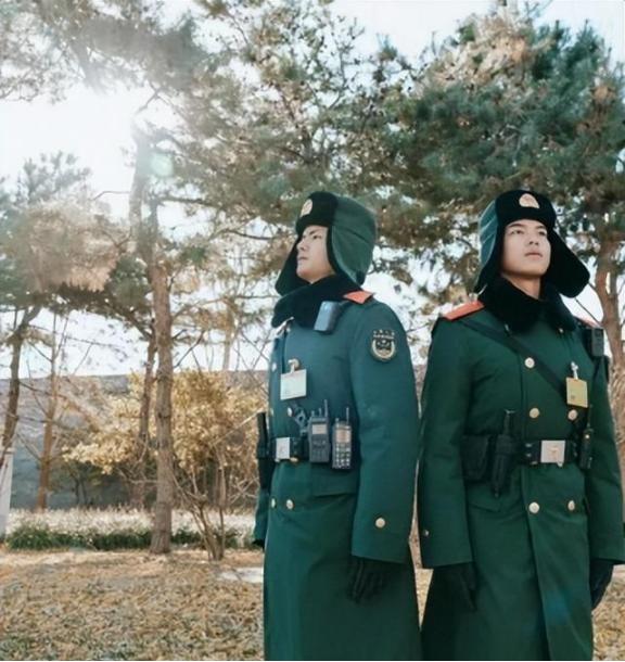 为什么各国军队采用棉服保暖而不是羽绒服，你知道原因吗？

要说保暖，很多人第一反