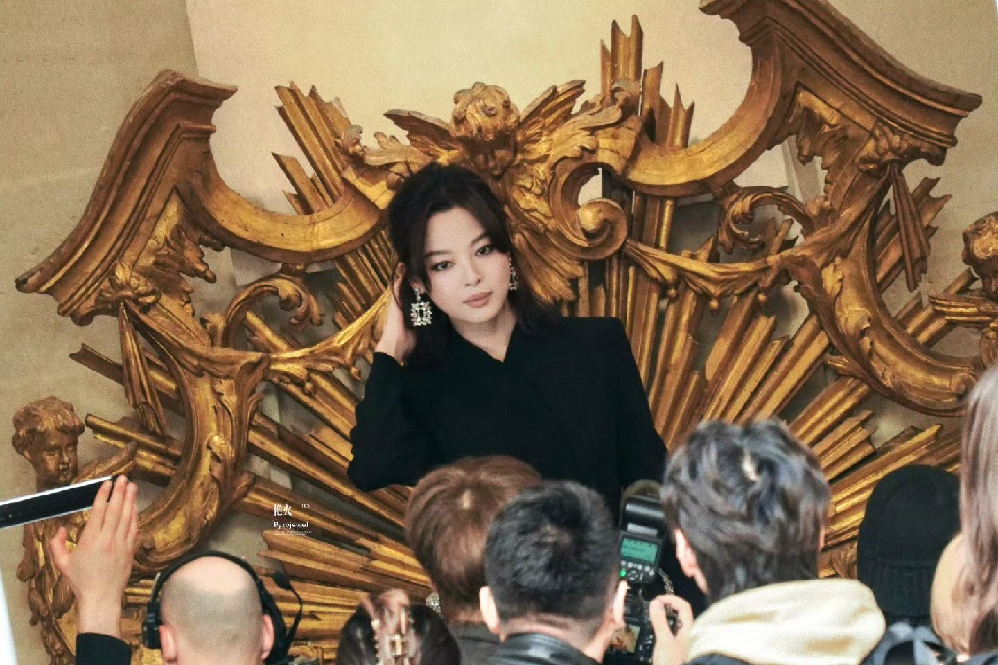 辛芷蕾巴黎时装周新造型辛影后帅帅帅美美美，高级感直接拉满了，辛芷蕾闪耀巴黎