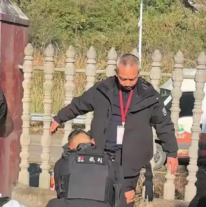 一觉睡醒，全网都知道了。
 
昨晚23点，某档荒野求生真人秀在西北无人区录制。4