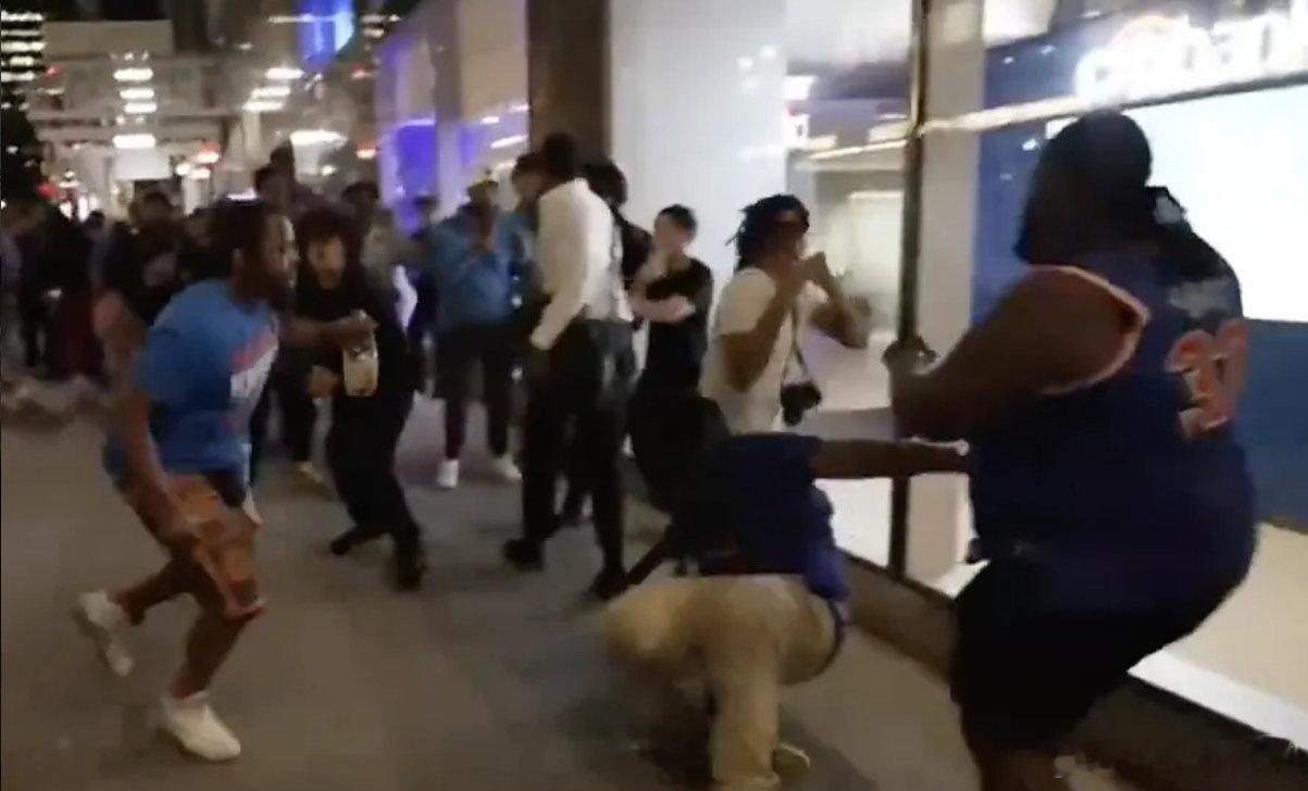 纽约市长：我们要在球场上赢系列赛，而不是靠攻击马刺球迷尼克斯和马刺的总决赛G3已