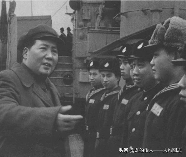 1953年2月毛泽东视察海军洛阳舰
