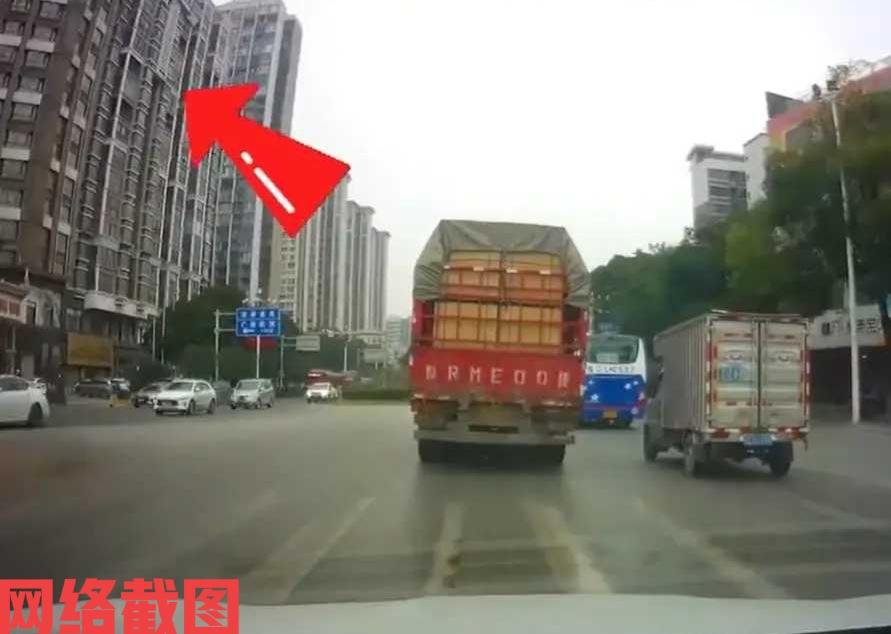 广西桂林有女子在路上正常开车。

女子突然看到有什么东西从天而降，直接落在自己车