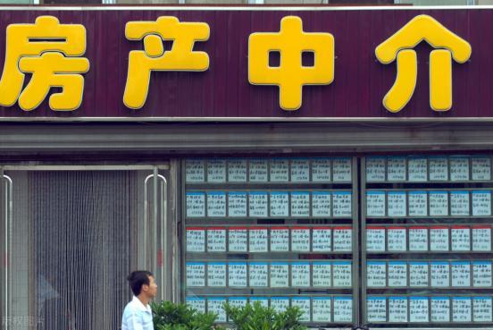 河南洛阳，一女子想要买房，但苦于没有房源。女子便通过中介，认识了房东。可中介费高