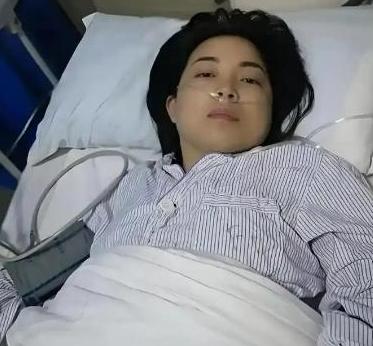 江西24岁女子病逝，未婚夫垫付30万治疗费，办完丧事准备离开，女方父亲递来一个红