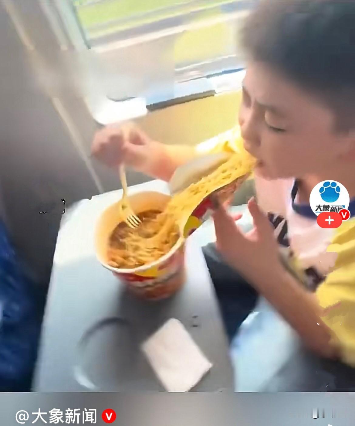 近日，陕西的火车上，一个小朋友吃泡面的独特吃法看完所有人都直呼：原来泡面还能这么