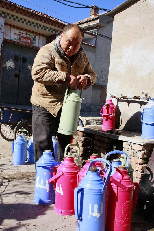 清晨的冷意，恰似冬日晨时裹挟着寒霜的凛冽，冷风透过衣衫缝隙，冻得耳朵和脸颊生疼，