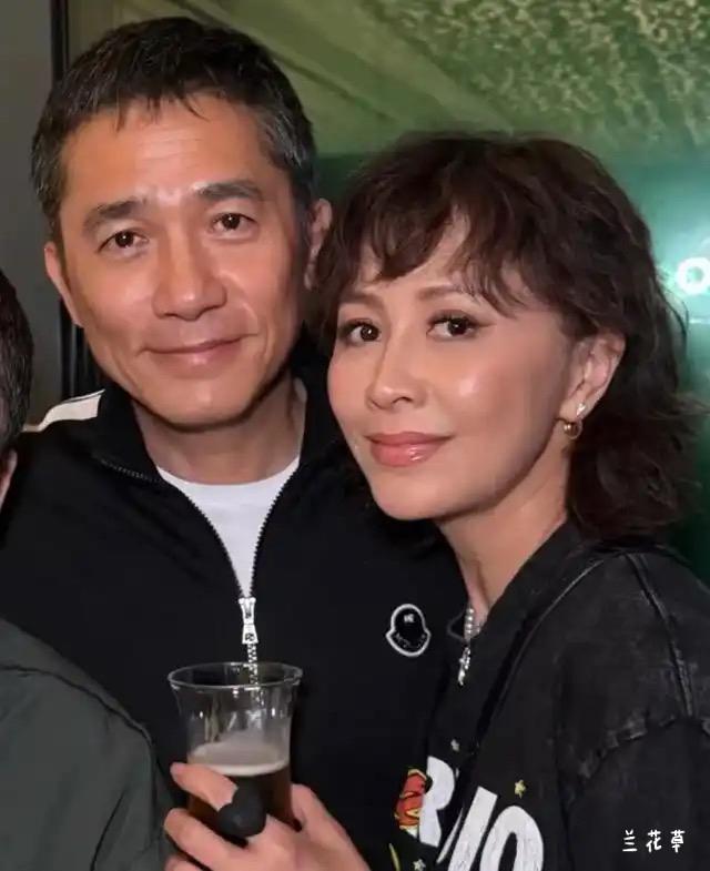 这是我在网上搜到的他们最放松、最自然状态的合影照，梁朝伟，刘嘉玲。  
他们共同