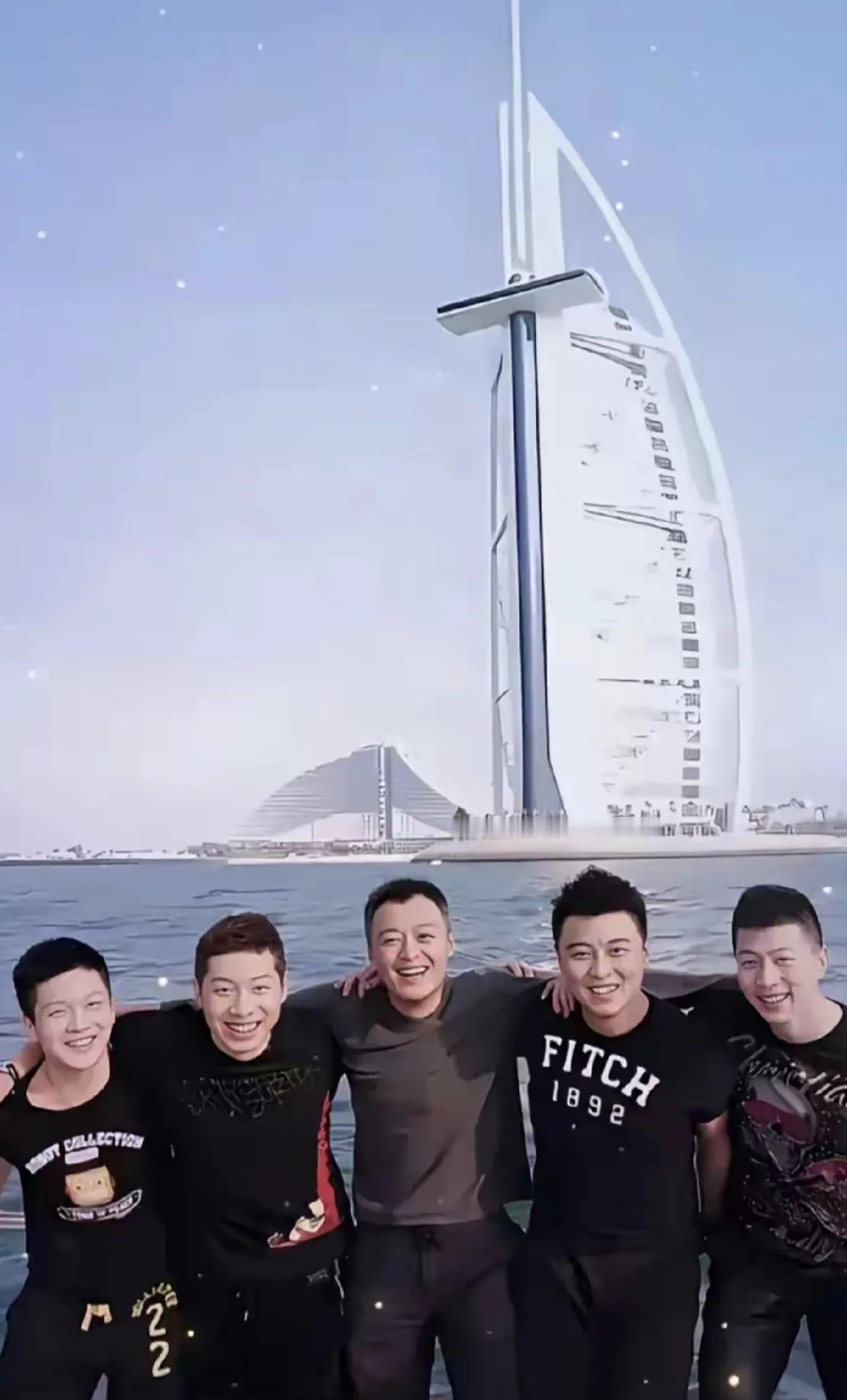 这张照片看着特别的释放，有一种团结力量之美，被他们的欢乐所感染！

在大海边，在
