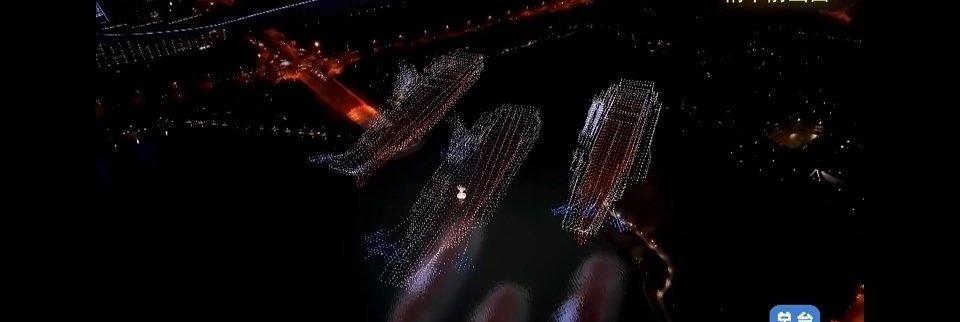 每日一图[超话]总台科晚：夜色下的天鹅湖上空，一人操作、一台电脑、一万架无人机上