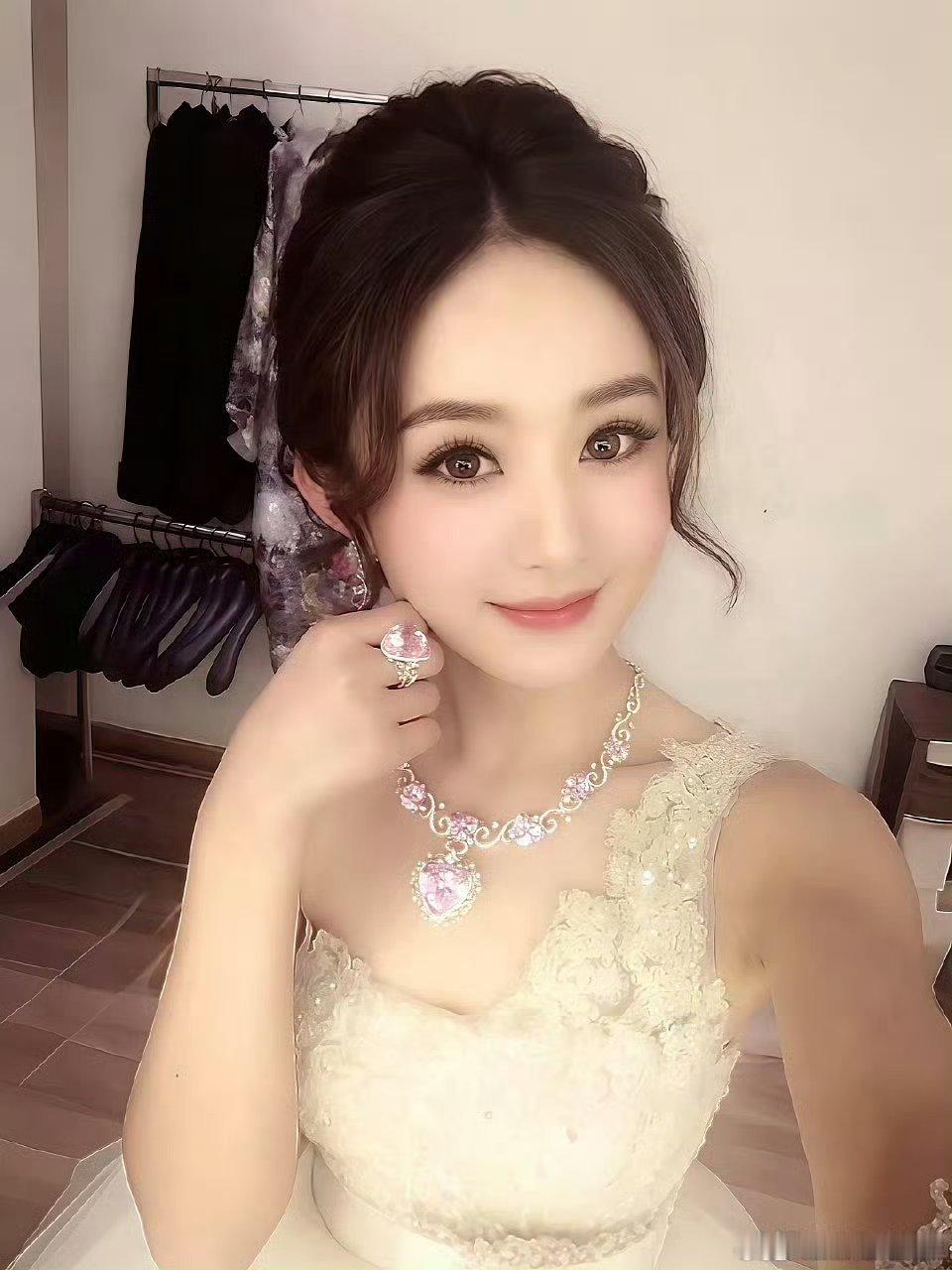 早期赵丽颖权威的没边了，简直是真人版洋娃娃啊！ 