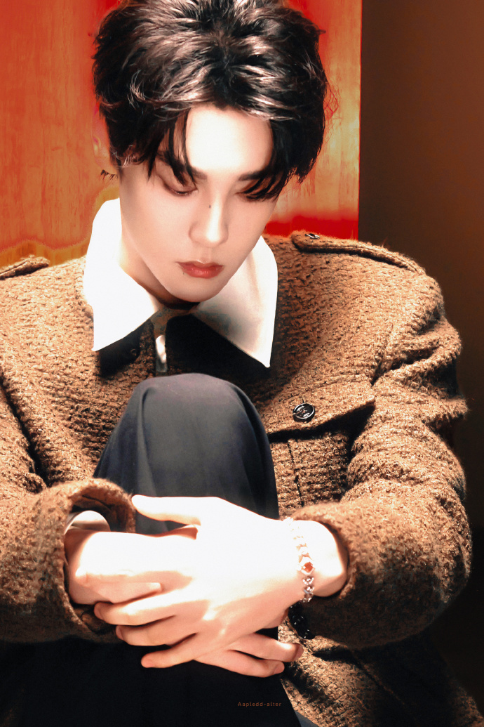 靠在田栩宁身上，田栩宁的商务每一个都很有用处，谁懂从护肤到穿搭再到护腰，阿栩给我