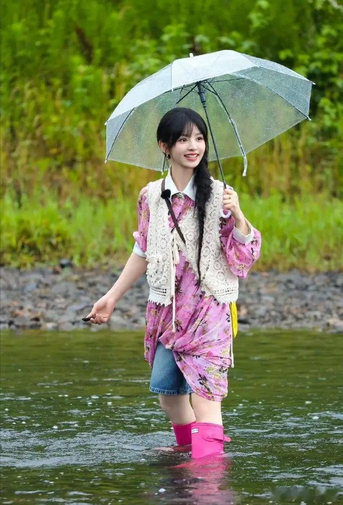 #田曦薇粉色碎花裙#田曦薇身着粉色碎花裙搭配针织镂空罩衫，这一造型尽显她的甜美与