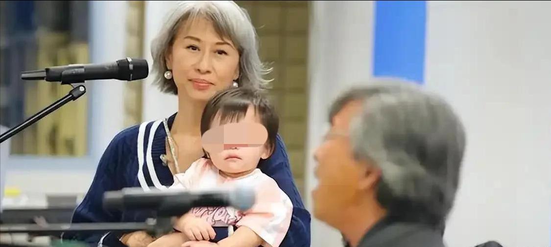 不愧是昔日的“乐坛天后”！64岁叶倩文在录音室带孙女，即使满头白发，看起来还是很