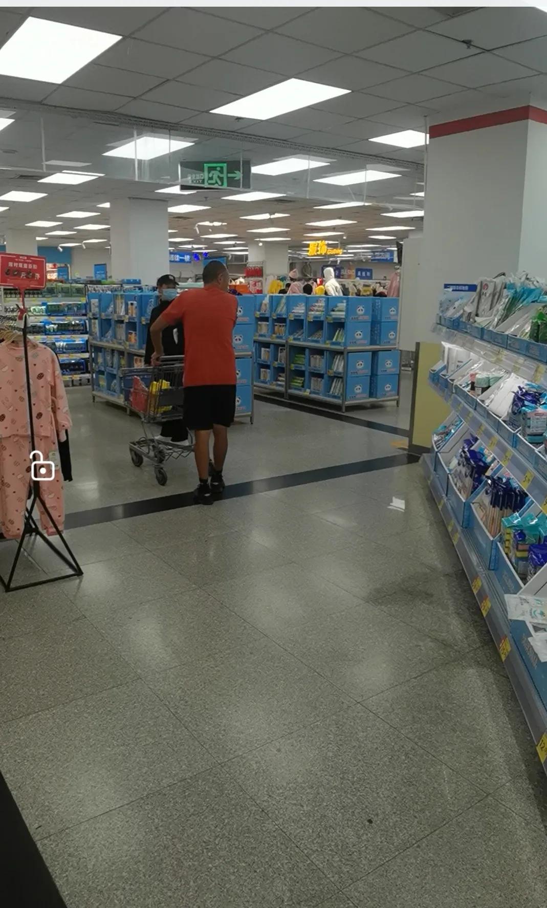 大哥抗冻，昆明是四季如春，但起码尊重冬天吧！
