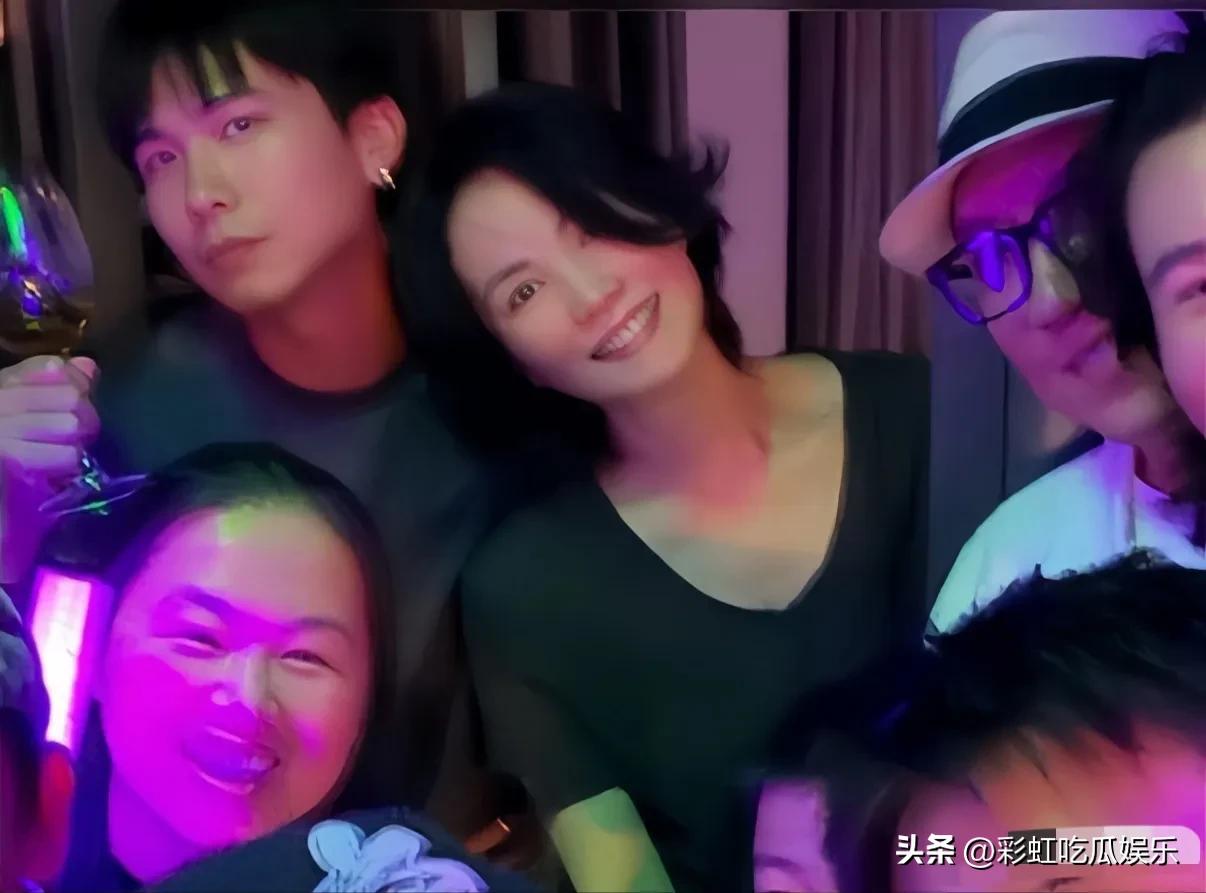 王菲看谢霆锋西安演唱会的时候，头靠在男性朋友肩膀上，谢霆锋也不吃醋，只因为他们在