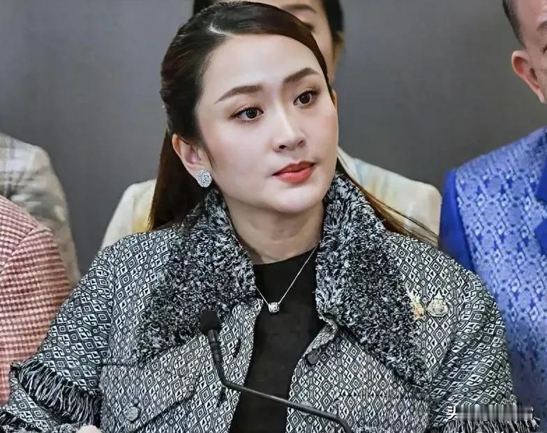泰国宪法法院又给了她一次机会，摆在佩通坦面前的只有两条路:1、跑路，宪法法院只是