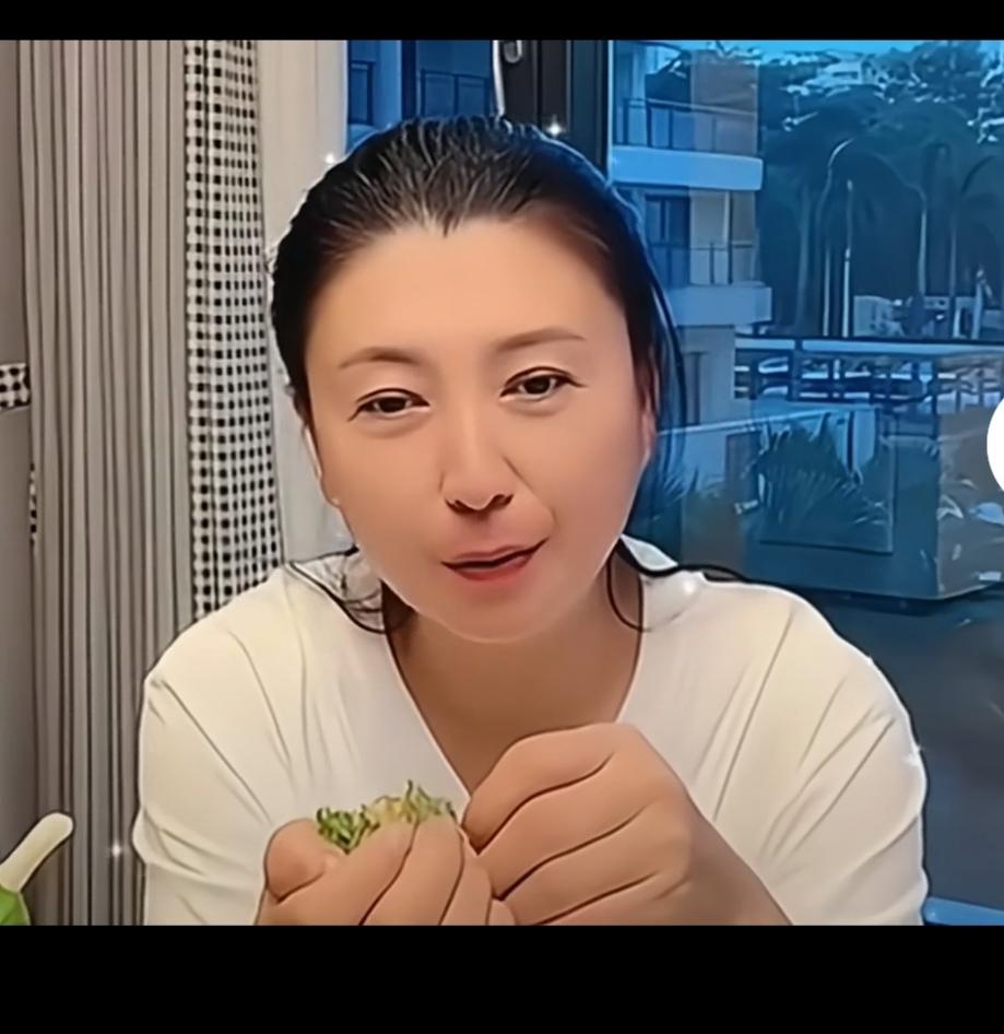 闫学晶被骂上热搜！
她在直播间说，儿子一家非常难，快过不下去了，一年开支要百，八