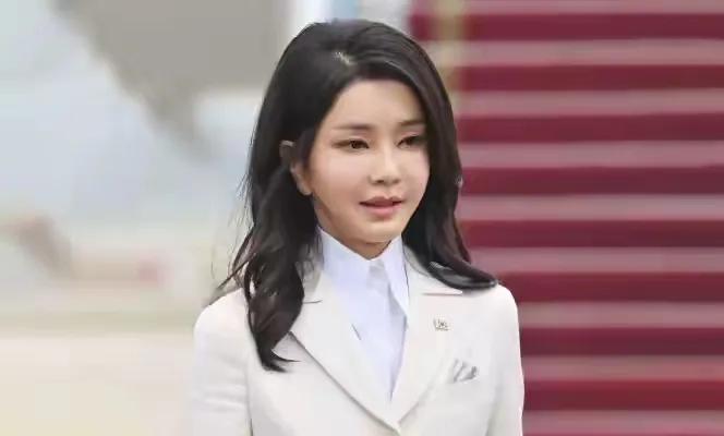 尹锡悦突然发布的“戒严令”，名义上是为了肃清所谓的肃清“反国家势力”。实际上是为