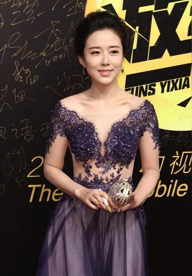 我国著名的女演员，人间最美嫦娥，是圈内圈外公认的大美女，41岁结婚，44岁生子，