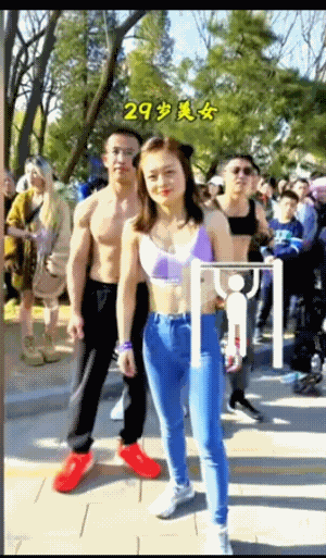 美女的美丽体现在何处呢？健身的美女肌肉多，动作优美，巾帼不让须眉，单杠玩的偷溜。