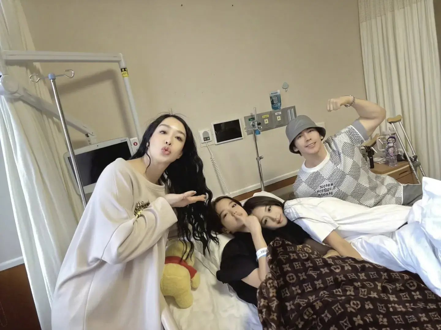 钟丽缇二女儿膝盖韧带撕裂，全家陪她做手术，张伦硕当继父很称职，全程陪伴！ ​​​