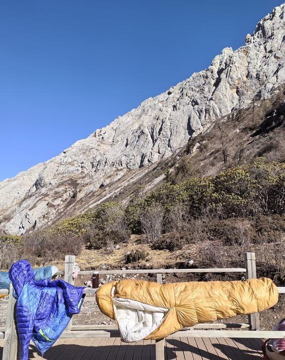 重装长线徒步 晒睡袋是必修课
尤其是冬季，呼出的水汽必然在睡袋胸口结霜或者凝露。