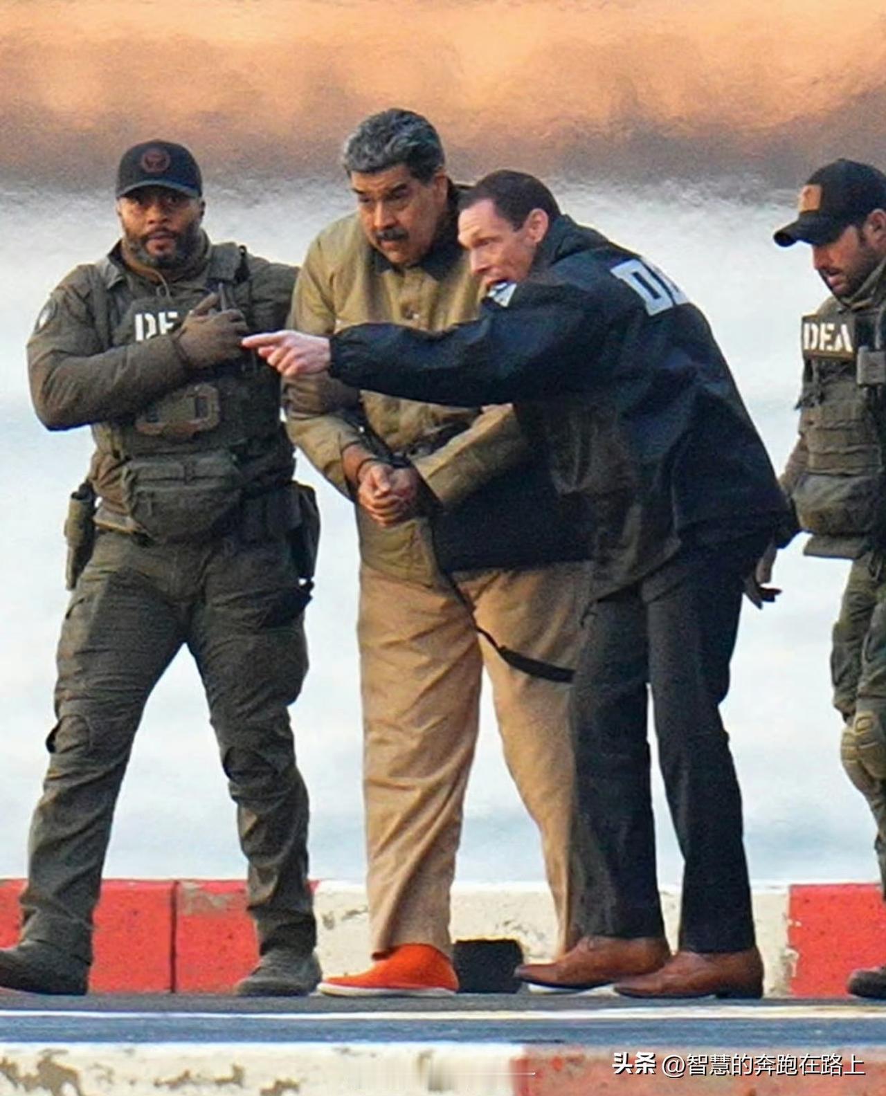 特朗普攻打委内瑞拉，比普京攻打乌克兰还要强大的多。俄罗斯攻打乌克兰，至少在国内法