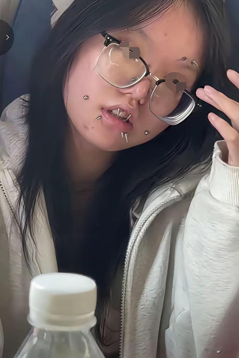 昨天逛街，撞见个小姑娘。

满脸钉子。

脸颊、额头、唇角、耳廓。

亮闪闪一片