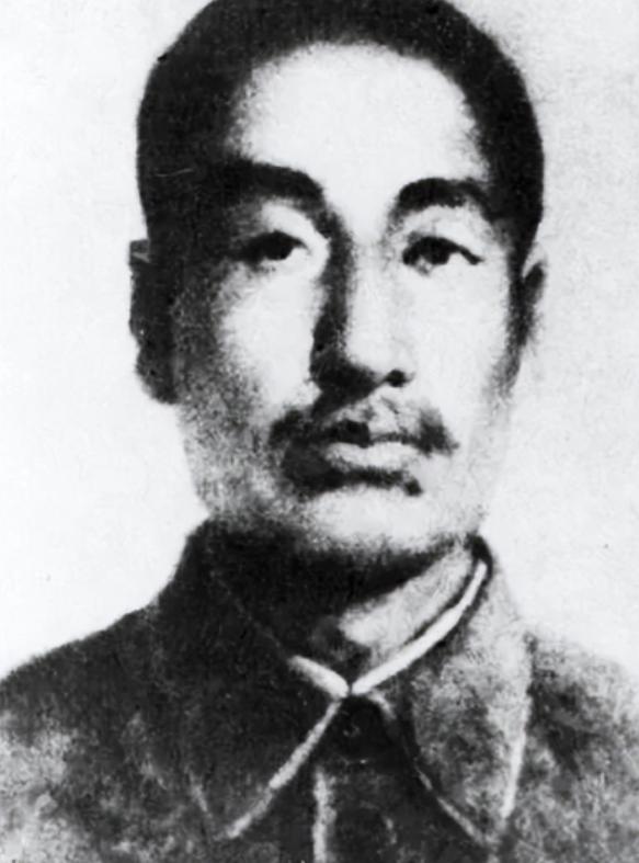 1942 年，赵尚志牺牲后，一个汉奸在验尸时，用脚踢了踢他的脑袋，这时，叛徒扇了