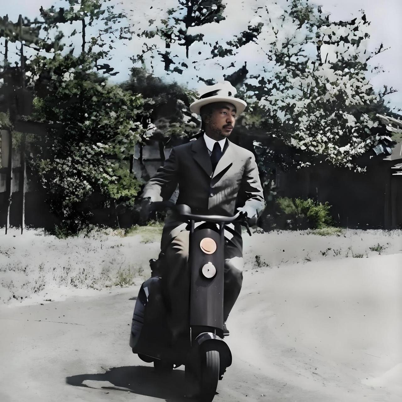 1945年日本帝国主义投降后的御仁天皇悠闲地骑着电动车在兜风。
当时，中、苏、等