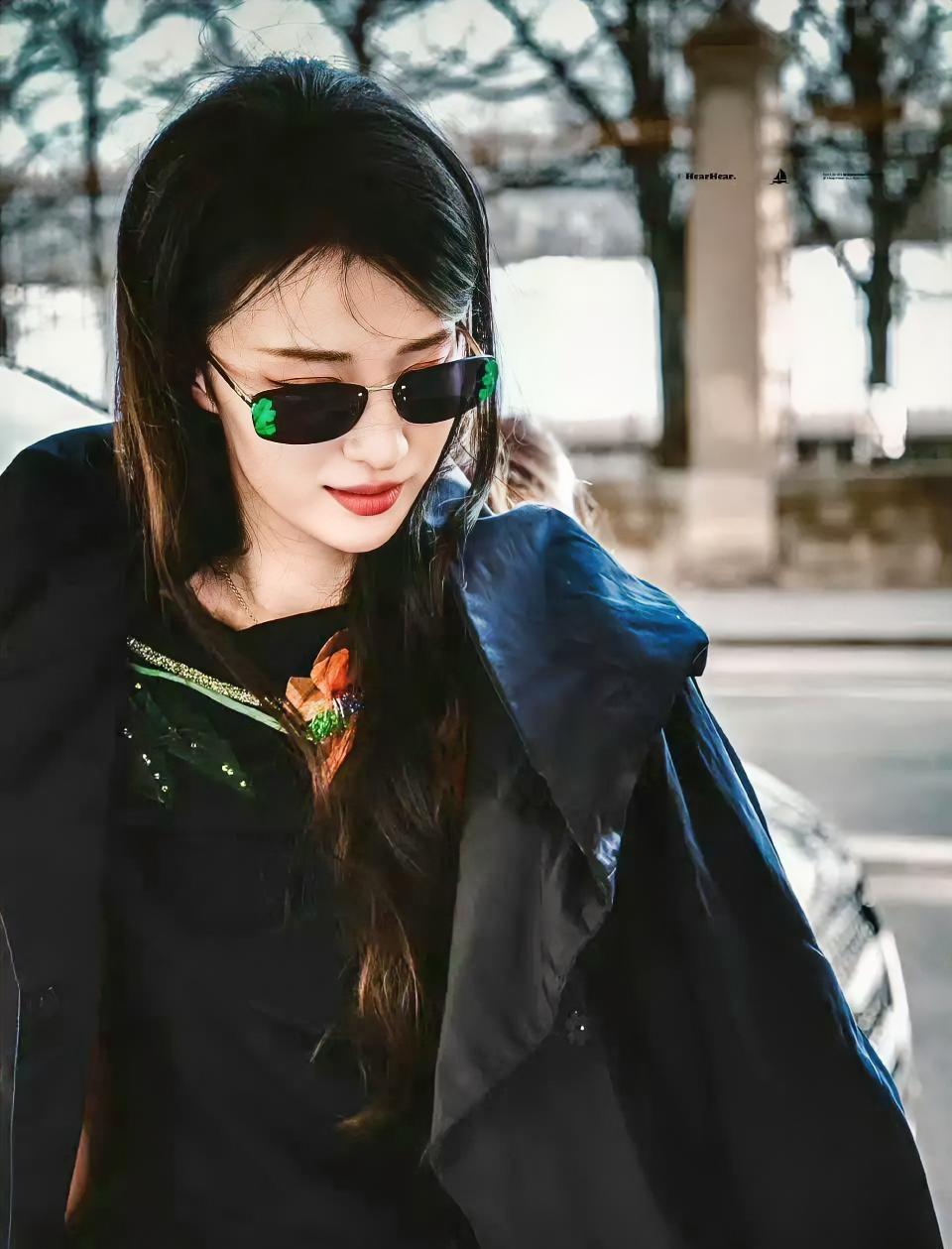 内娱95花的时尚格局，被王楚然彻底改写了。
 
别人出国是硬凹造型博眼球，她往巴