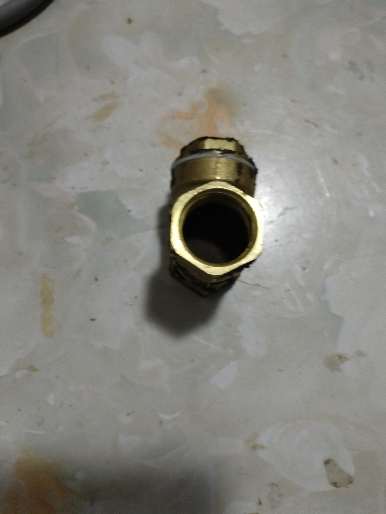 昨天下午，经过一番折腾，终于把太阳热水器储水罐产生汽泡，发生管路汽堵的问题解决了