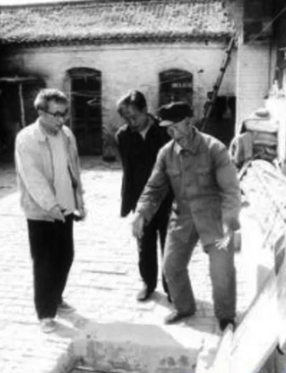 1938年，日军大队长被俘。战士们红了眼，纷纷捡起石头砸他。干部们都没阻拦，任由