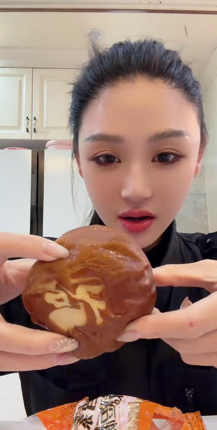 是不是有个福字？我刚才吃了一个没吃够，又打了一个，分了两个视频打。外面有点小熏味