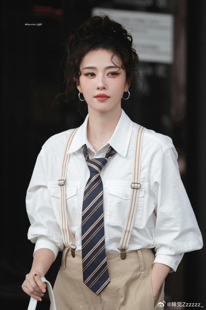 金鹤龙给白鹿化的猎心妆蔡卓妍结婚白鹿从眉毛到唇色都恰到好处，金老师太懂白鹿的骨相