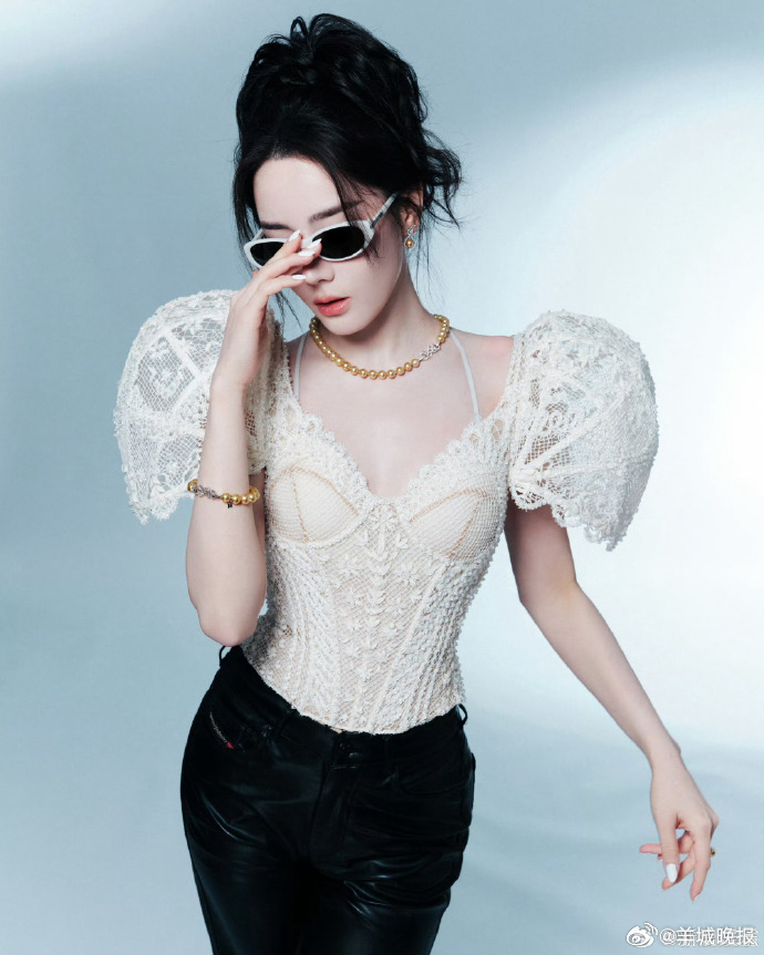 【女星白色蕾丝服饰大赏，谁的造型一眼戳中你？】集纯净、优雅、浪漫与精致于一身，当