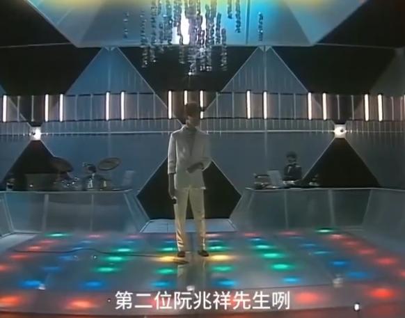1985年，16岁的阮兆祥参加第二届全港十九区业余歌唱比赛季军，从此踏进演艺圈。