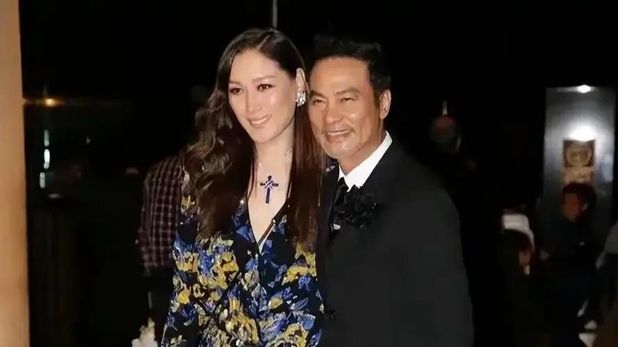 任达华在娱乐圈堪称一股清流，出道46年始终保持零绯闻，用自律与深情书写着对家庭的