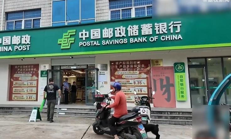 近日，南京一家银行网点内，一位中年阿姨执意要转出21万元，看似普通的转账业务，却