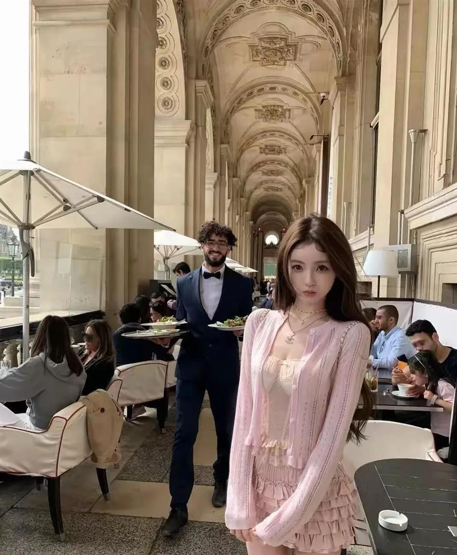 22岁懒懒国外喝咖啡晒照，像一朵清新粉玫瑰，王思聪眼光真不赖啊 