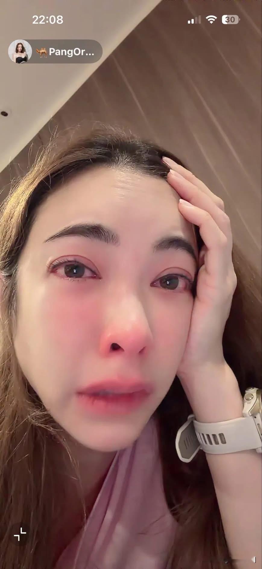 Pang在直播中哭泣：身为"母亲-妻子"竟忘了自己的快乐，曾请求丈夫让她独自逃离