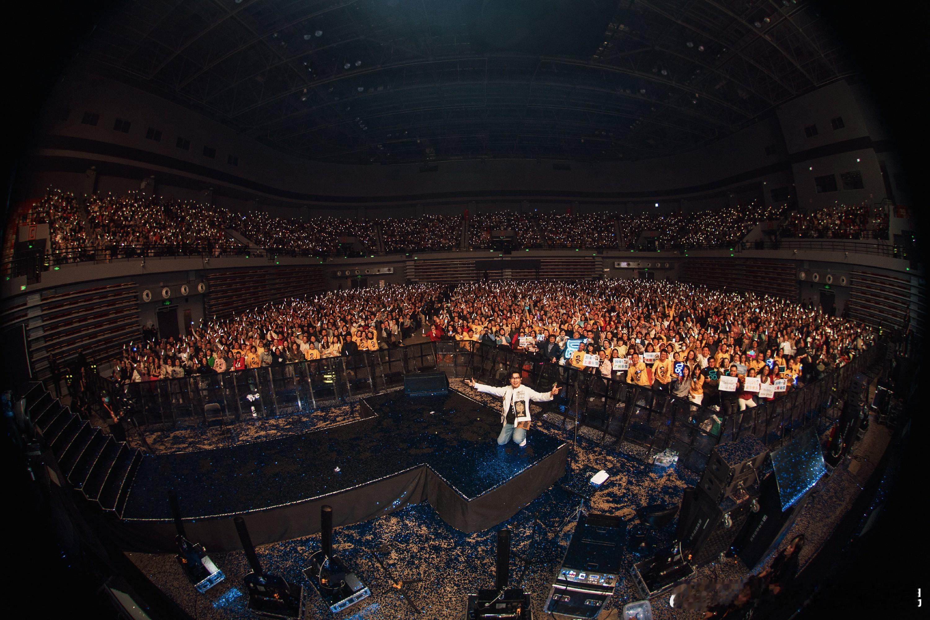 这场跨年演唱会太有爱了 《品冠哈啰 三十如一》隐藏宠粉天花板 