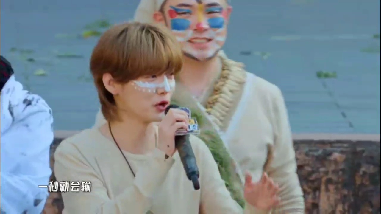 范志毅帮粉丝带蛋糕玩偶给鹿晗哈哈哈哈哈 范老师这波操作好圈粉！帮芦苇把蛋糕玩偶带