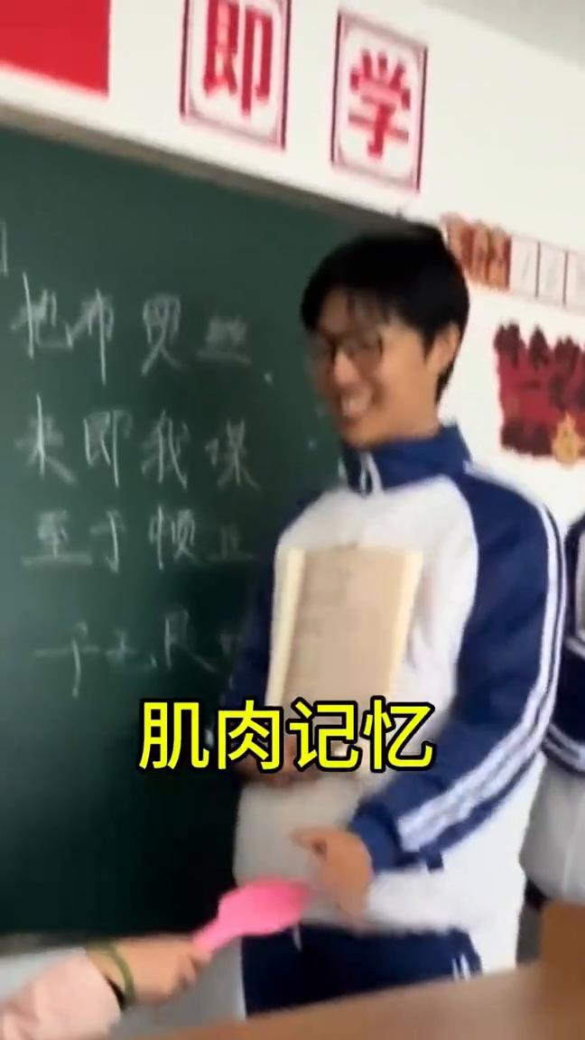 被教鞭管教时的顶级智斗。
我平时玩拍手背玩习惯了，肌肉记忆，躲一下，这本能反应。