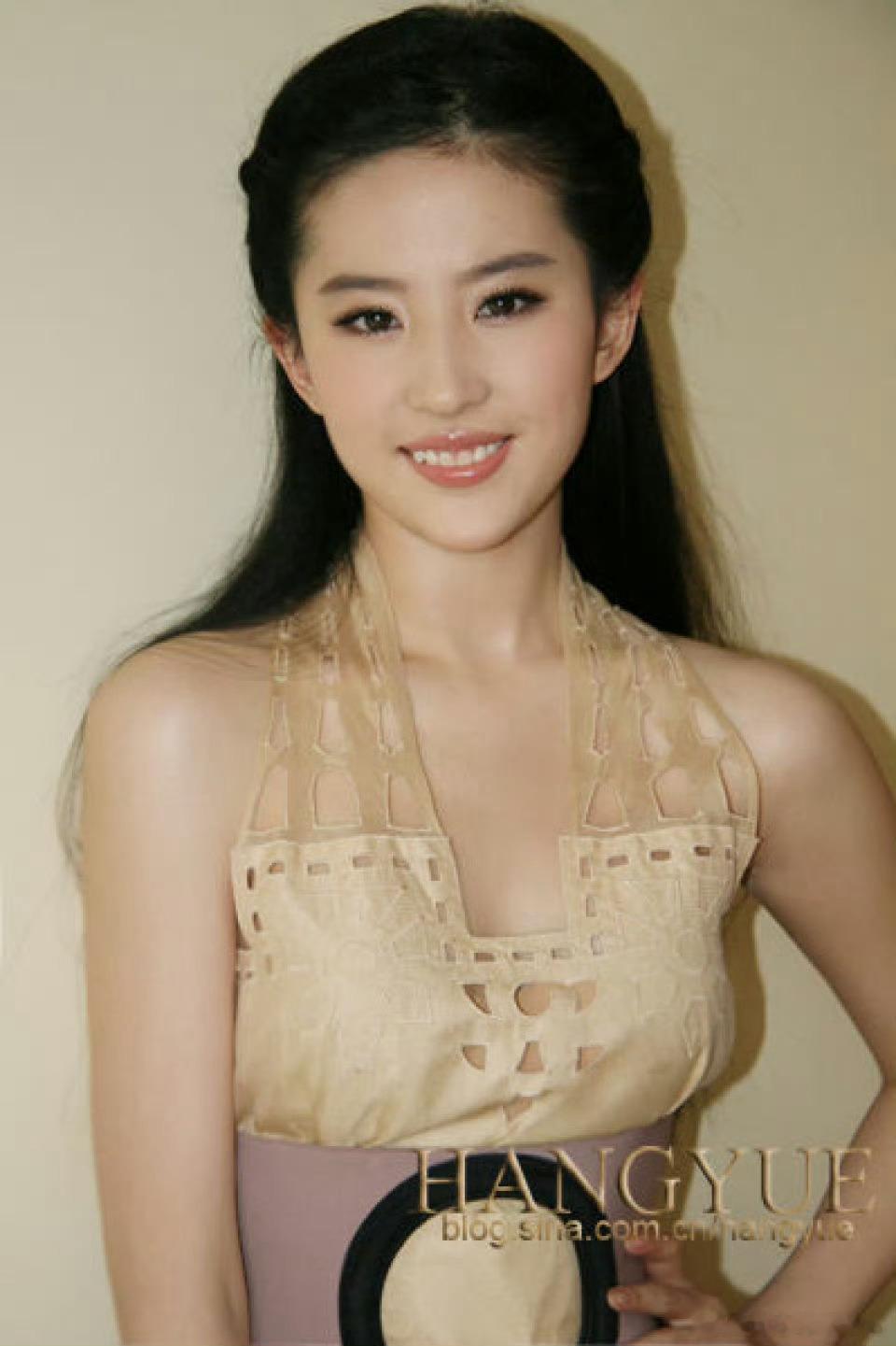 【#刘亦菲#•#晚安#】一个人越努力，她就会越幸运，要么拼命努力，要么碌碌无为，
