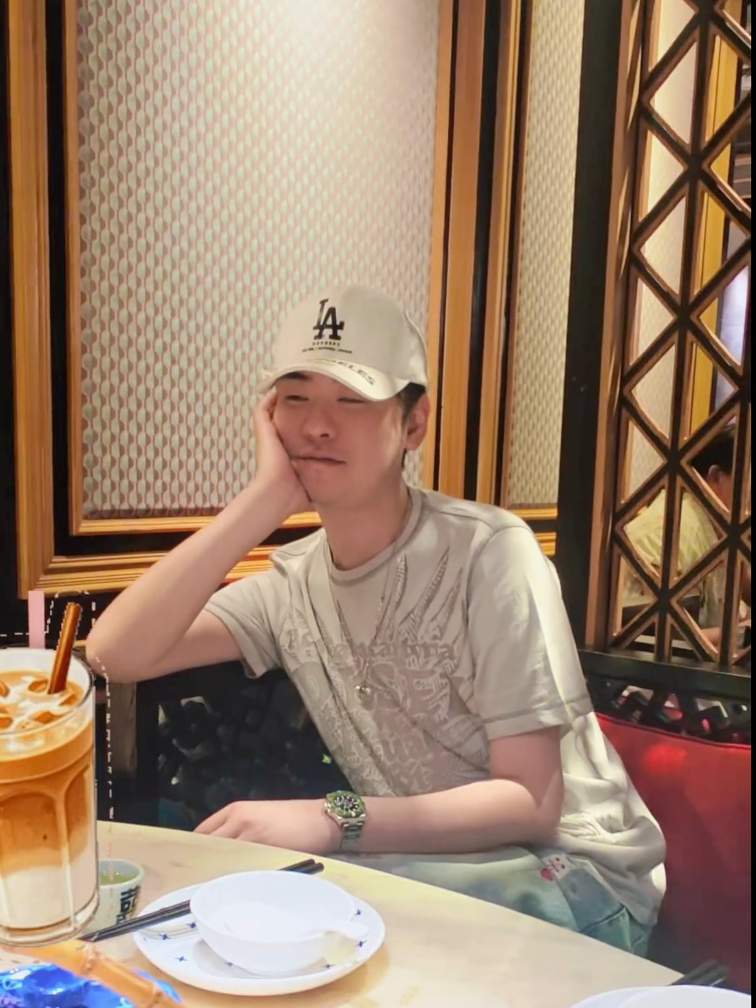 他可能觉得自己很酷我却被萌死了 