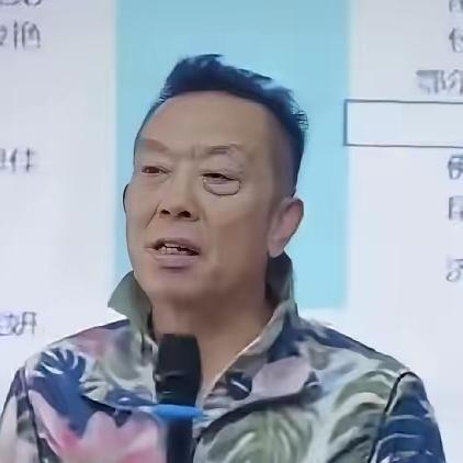 西贝的贾国龙真挺难缠，有点像人格分裂。
 
就跟港剧里的角色似的，你知道他不地道