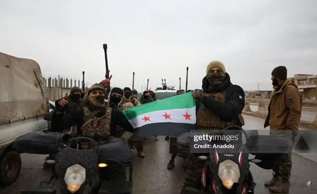 叙利亚的天彻底变了！就在所有人都以为库尔德武装要完蛋的时候，一支神秘的大军突然杀